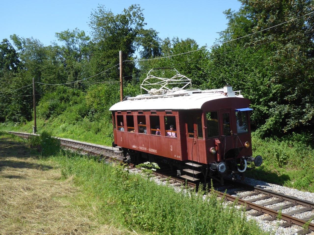 Der Nostalgietag auf der Vorchdorferbahn ein NOstalgiezug mit Holz ist zu sehen