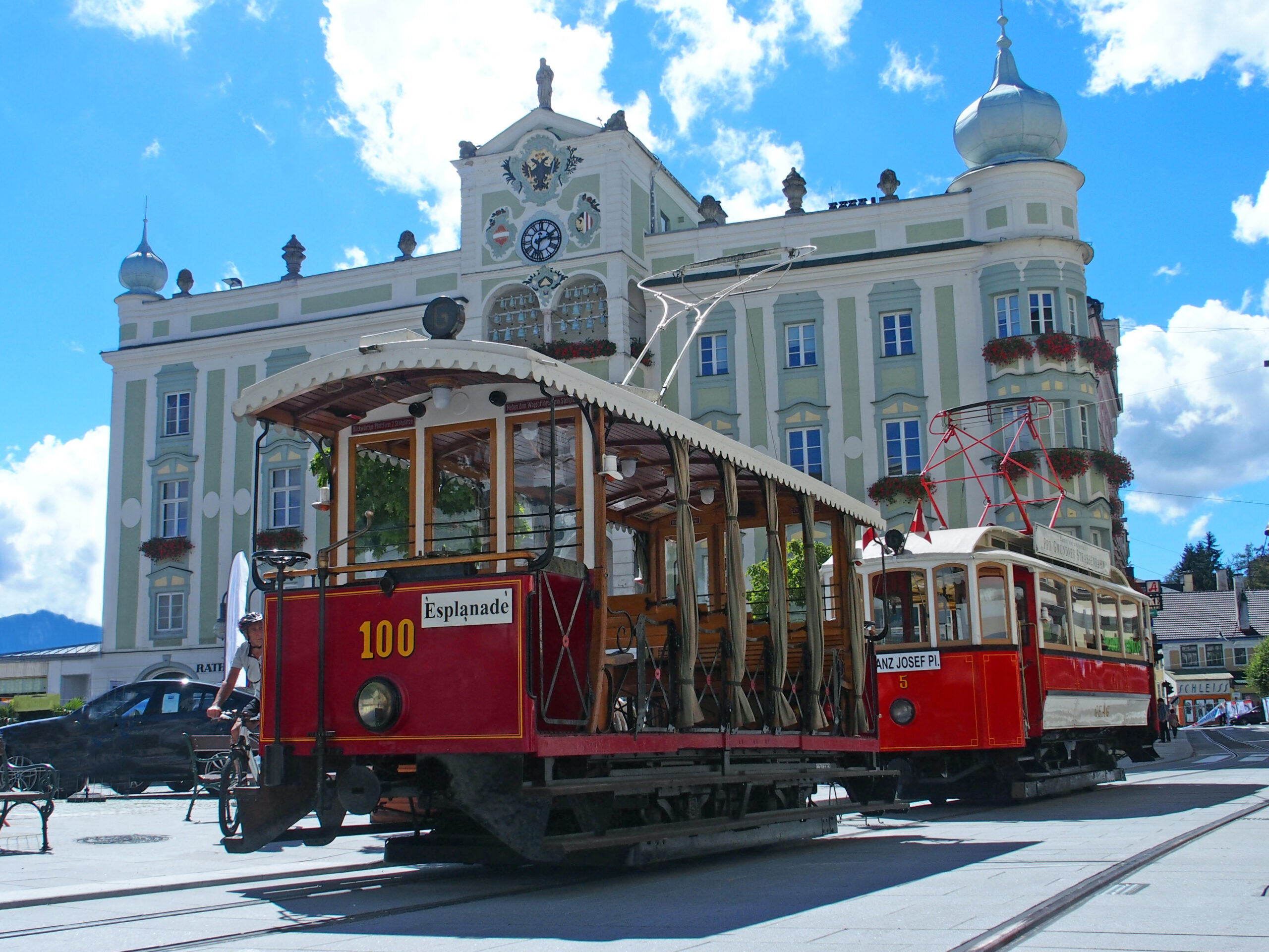 Nostalgiebahn fährt Rathausplatz entlang
