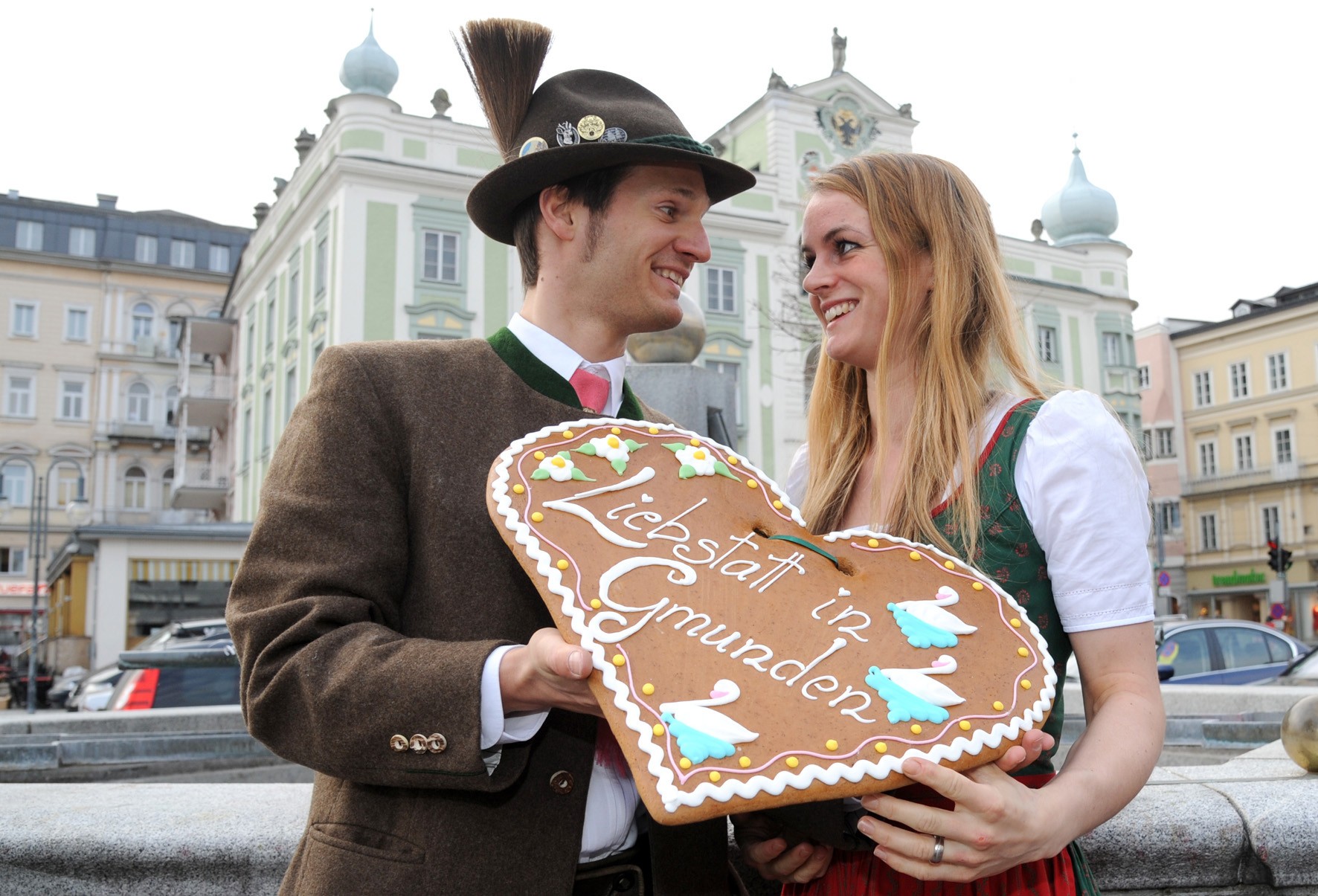 Freund überreicht großes Liebstattherz