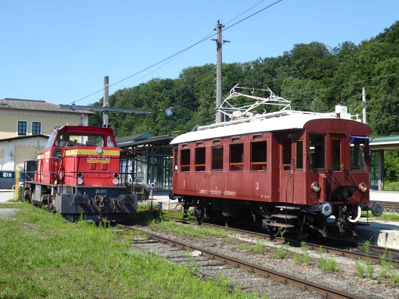 Nostalgiezug auf der Vorchdorferbahn im Bahnhof Lambach