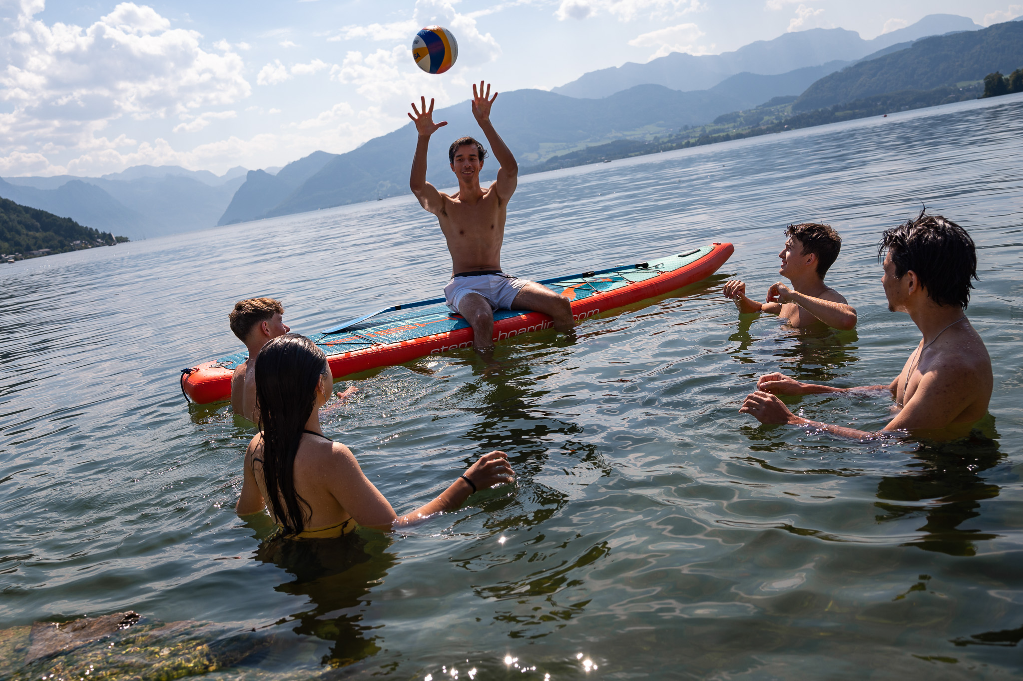 Freundesgruppe spielt Volleyball am See