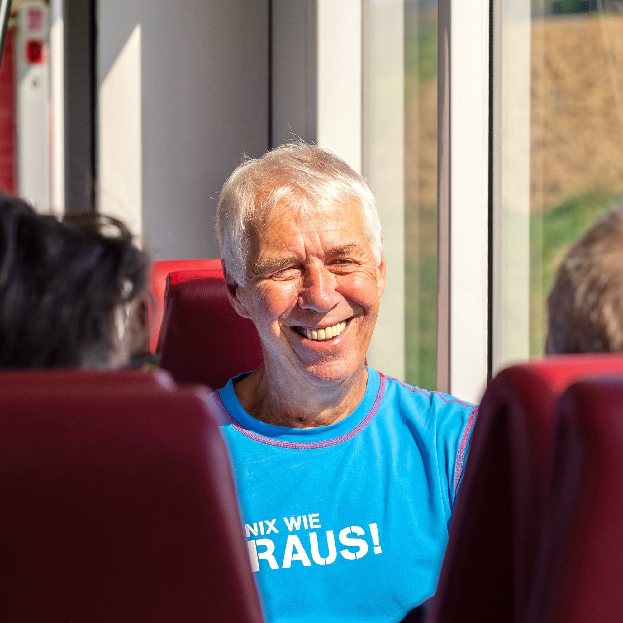 lachender Mann im Zug