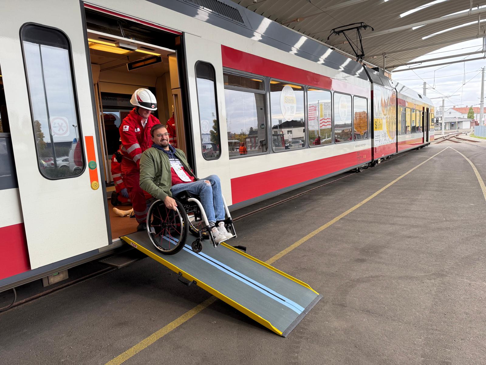 Bild von Einsatzübung auf der LILO, Patient wird aus der LILO geschoben