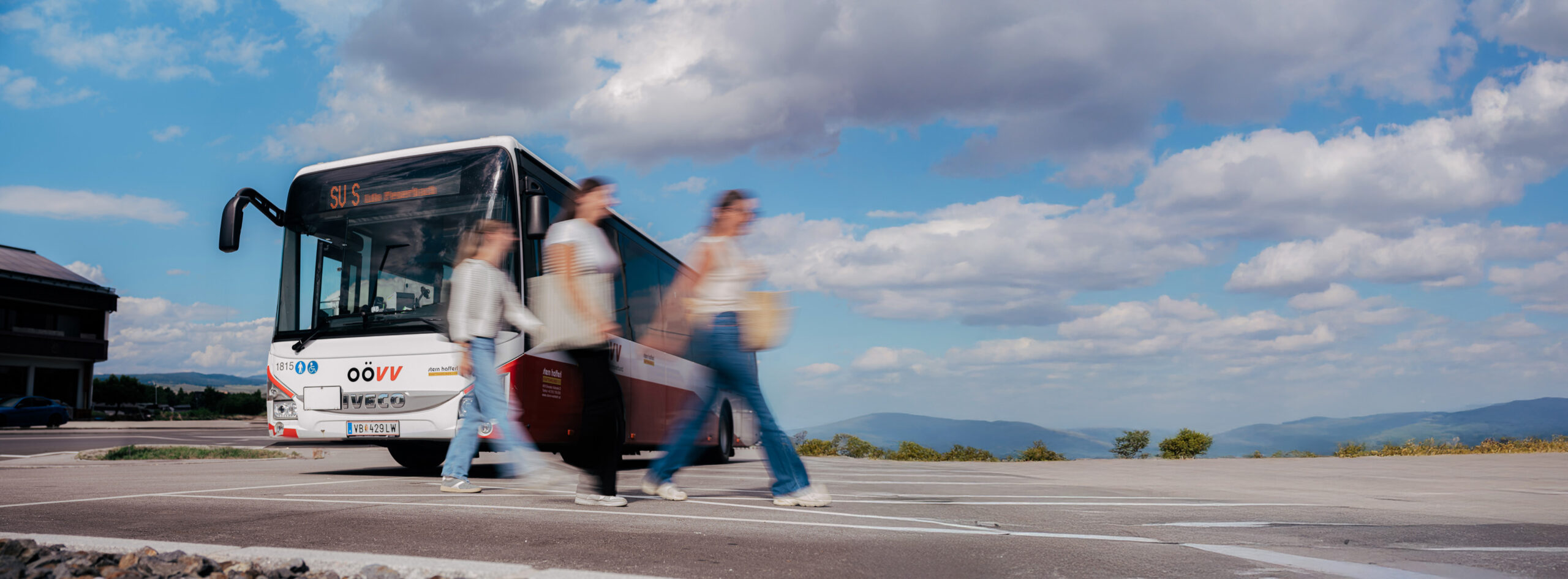 3 Frauen steigen aus dem Bus aus