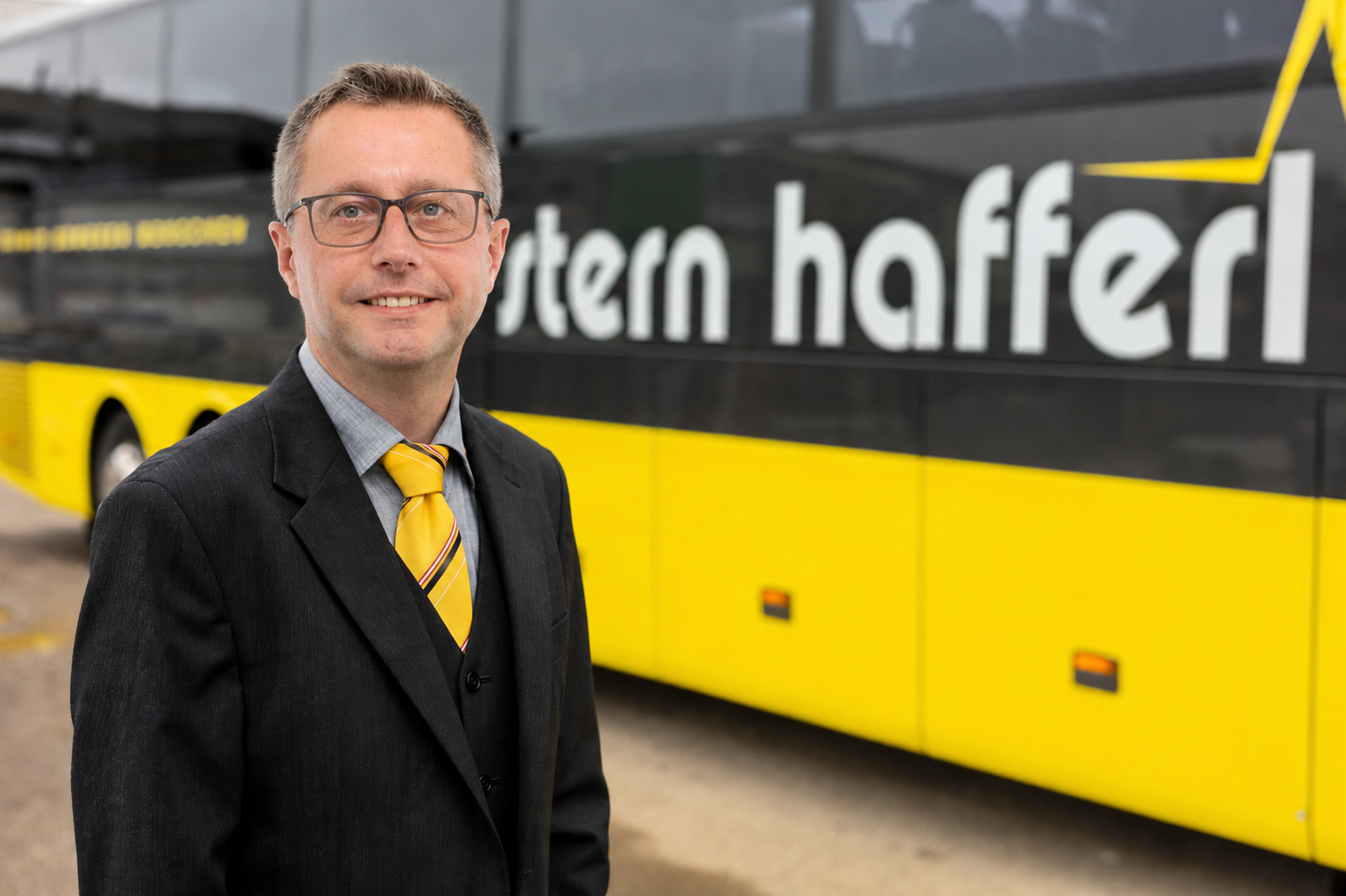 Günther Feichtinger vor einem Stern & Hafferl Bus