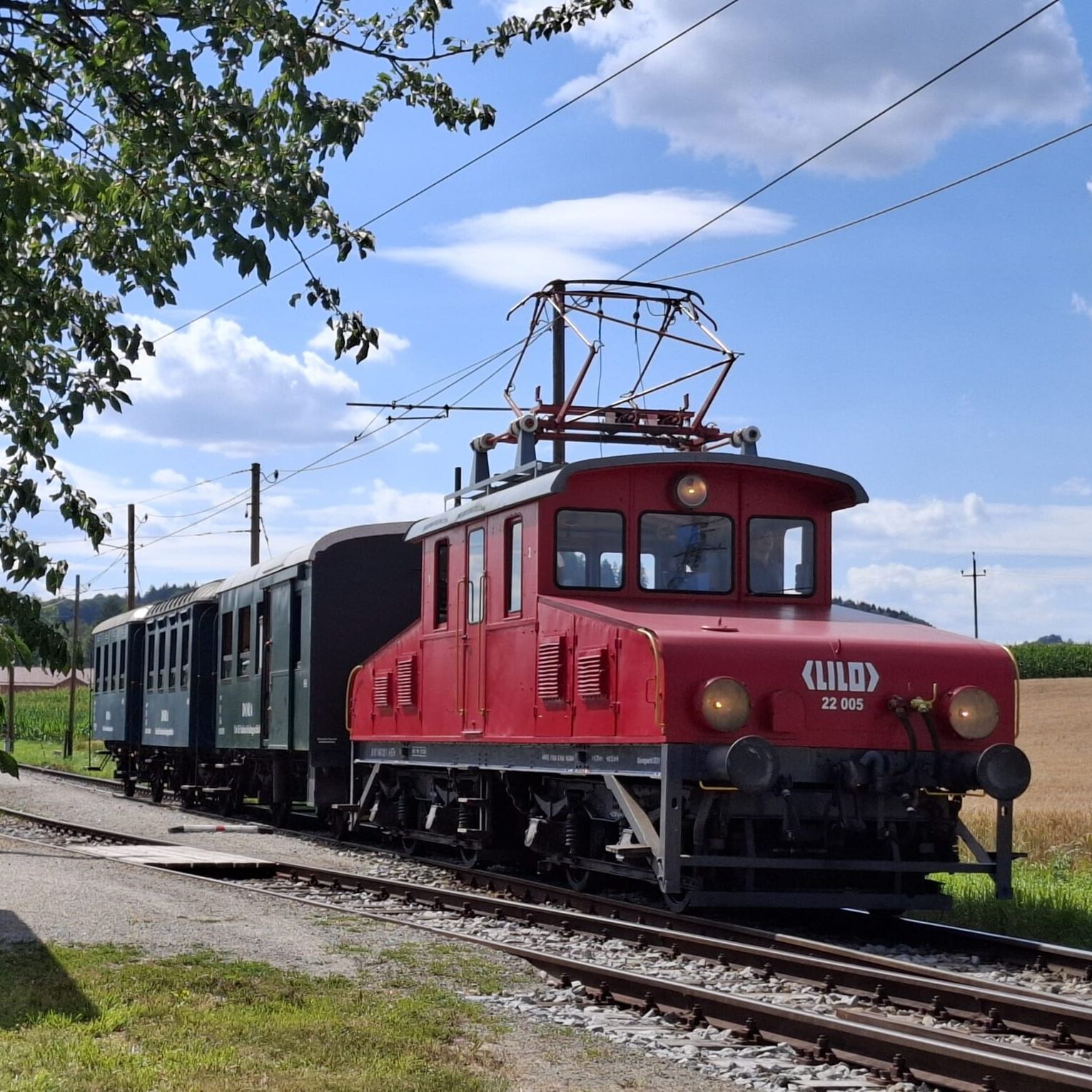 E 22.005 (Ganz/ 1915 ex ÖBB 1979.01) mit den Waggons 22.151 + 24.201 + 24.202 in Wackersbach