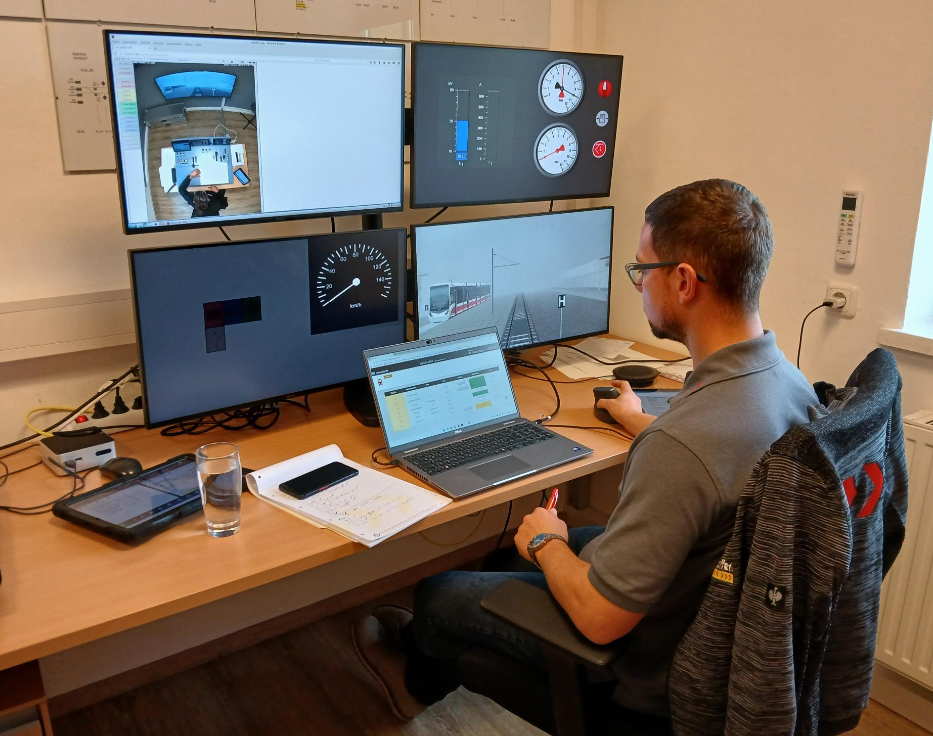 Ein Mann sitzt in der Schulungseinrichtung vorm Simulator